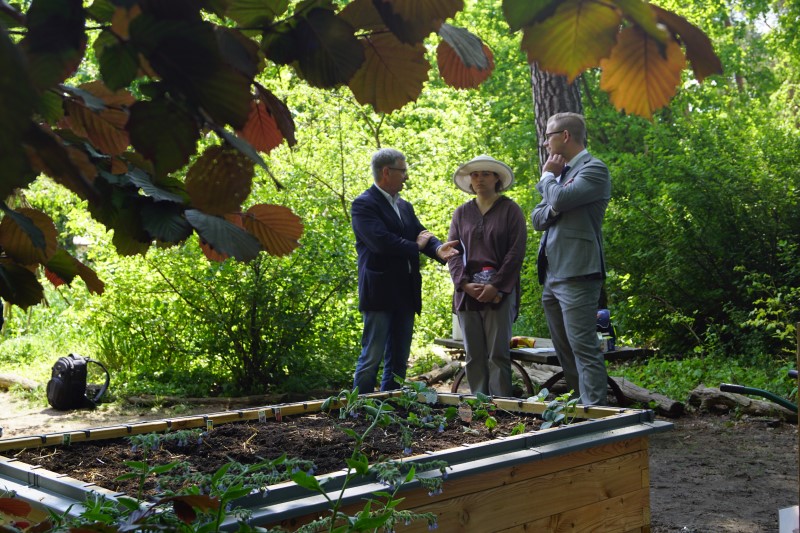 netzwerk natur, Übergabe des PflanzenWelten-Hochbeetes an der Waldschule Oranienburg
