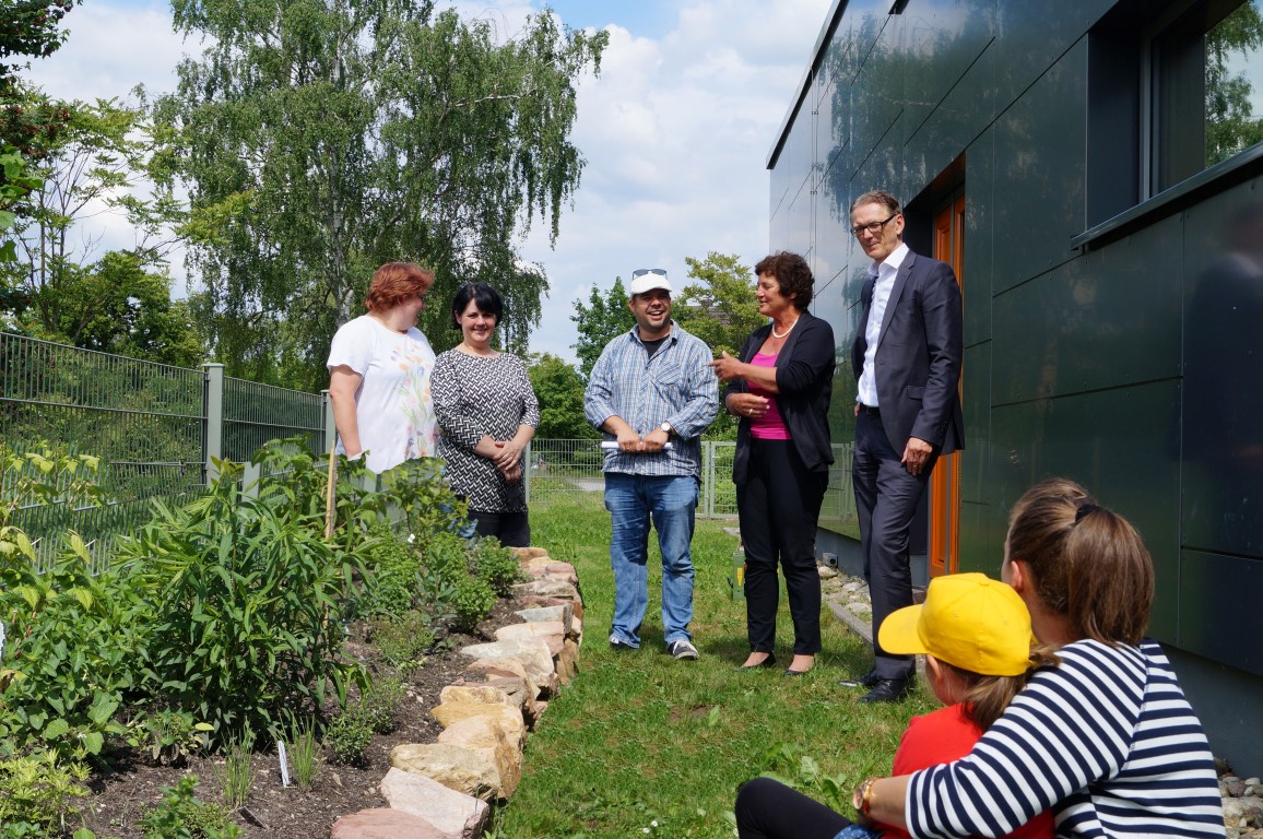 netzwerk natur, Übergabe der Pflanzspende an das Haus des Kindes in Schifferstadt