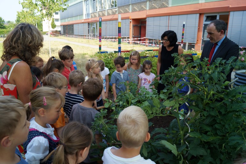 netzwerk natur, Übergabe des PflanzenWelten-Hochbeetes an die Grundschule Haßfurt