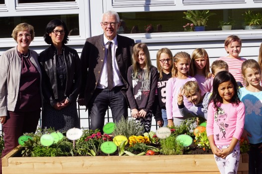 netzwerk natur, Übergabe des PflanzenWelten-Hochbeetes an die Grundschule Haßfurt Sylbach