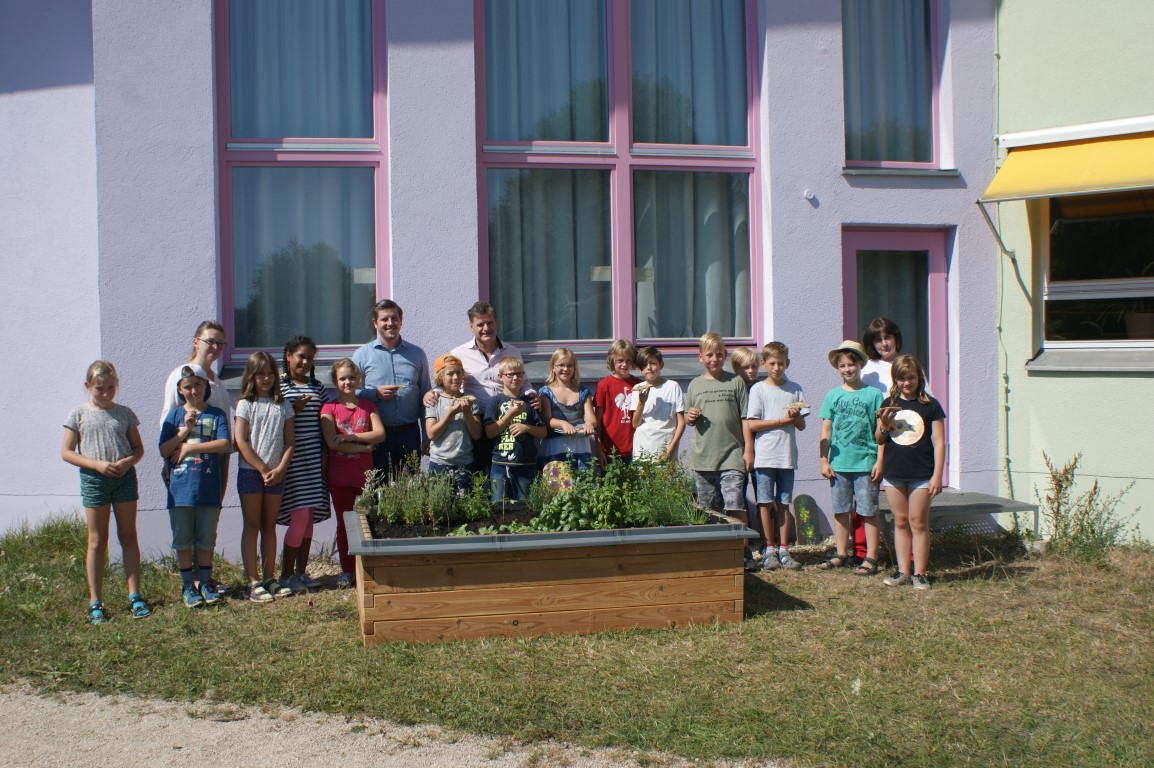 netzwerk natur, Übergabe des PflanzenWelten-Hochbeetes in Wendelstein (Foto: Waldorfschule Wendelstein)