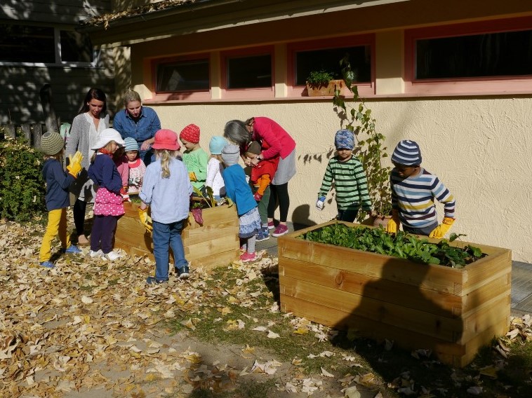 netzwerk natur, Übergabe der Kita-Hochbeete in Reutlingen (Foto: Waldorfkindergarten)