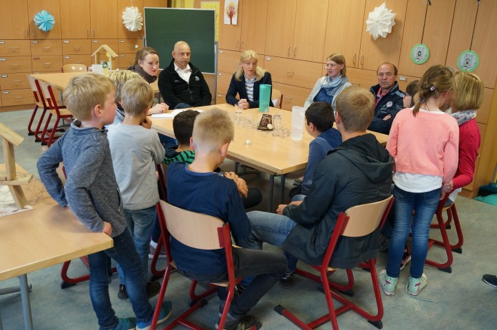 Gemeinsame Runde vor der Übergabe des PflanzenWelten-Hochbeetes in den Räumen der Franziskus Schule OGS Hopsten