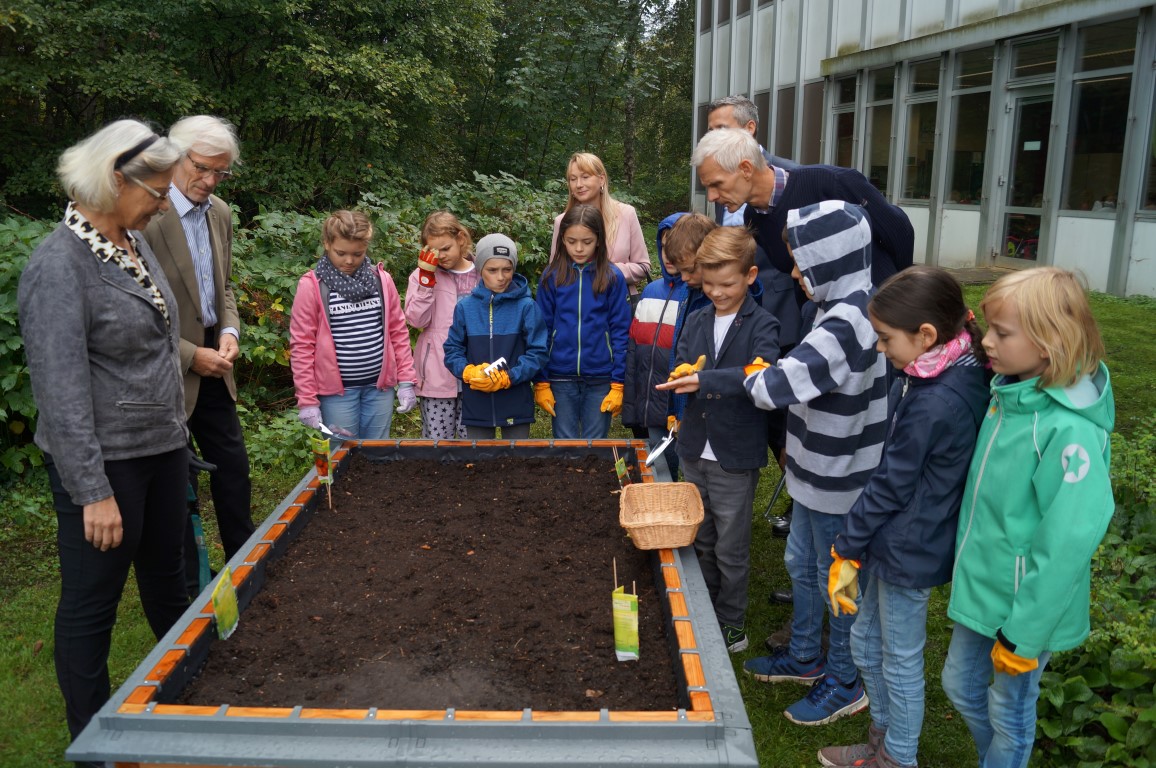 netzwerk natur, Übergabe des Hochbeetes an die Grundschule am Aalfang Ahrensburg