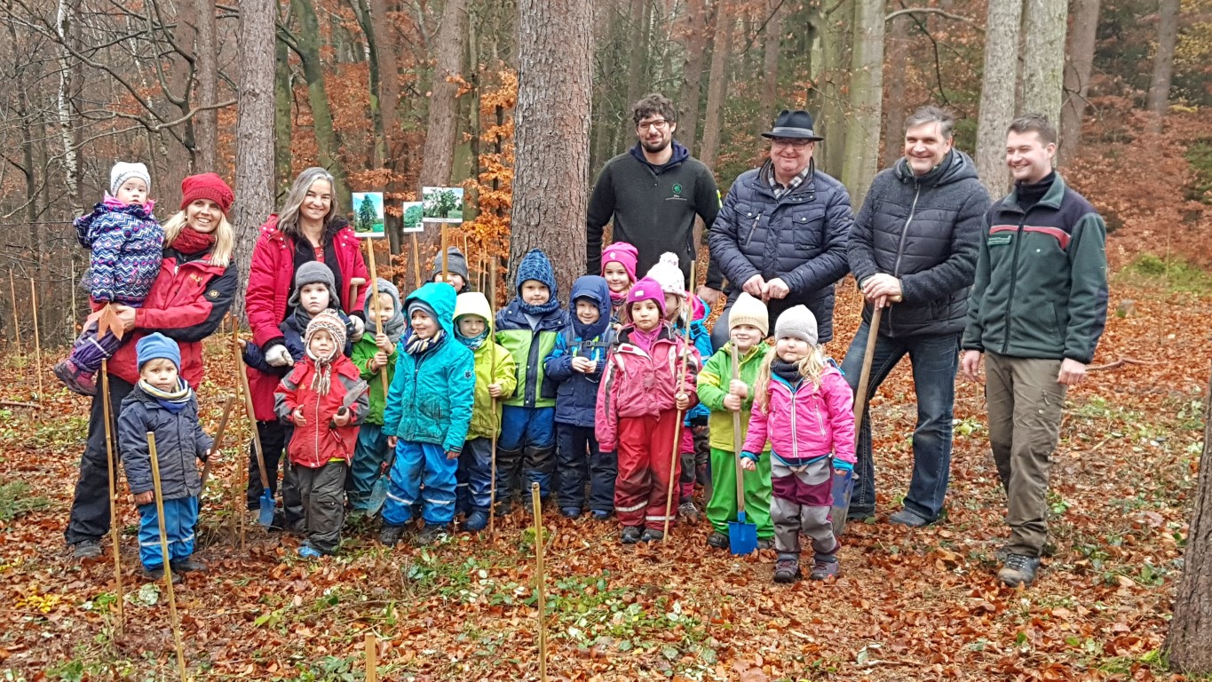 Pflanzung der 381 Bäume am Waldkindergarten Niederaichbach (Foto Lachner)